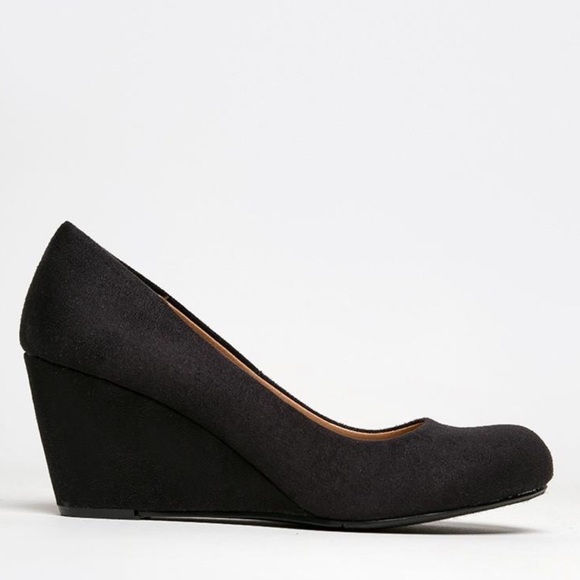 Black Versatile Classic Demi Kitten Wedge Pump - Picture 2 of 4